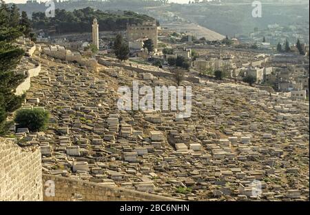 Der alte jüdische Friedhof auf dem Berg Olives, Jerusalem, mit Blick auf die Altstadt Stockfoto