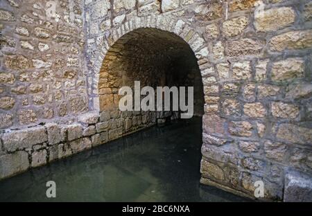 Hiskias Tunnel oder der Siloam-Tunnel ist ein Tunnel, der vor 701 v. Chr. während der Herrschaft Hiskias unter der Stadt David in Jerusalem gegraben wurde Stockfoto