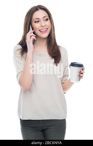 Frau mit Handy und Kaffee Stockfoto