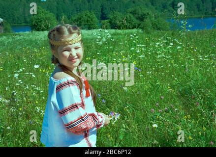 Wenig slawischen Mädchen in Tracht in russischen Dorf Stockfoto