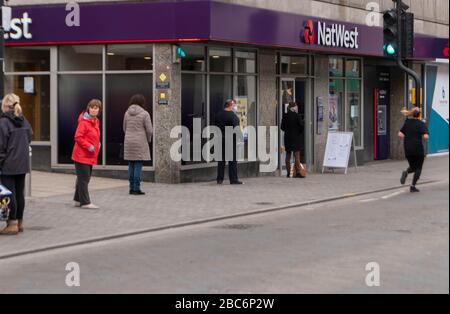 Brentwood Essex, Großbritannien. April 2020. Größere Anzahl von Autos und Fußgängern in der Brentwood High Street. Während der Kovidalsperre. Insbesondere Großlinien außerhalb der Privatkundenbanken Credit: Ian Davidson/Alamy Live News Stockfoto