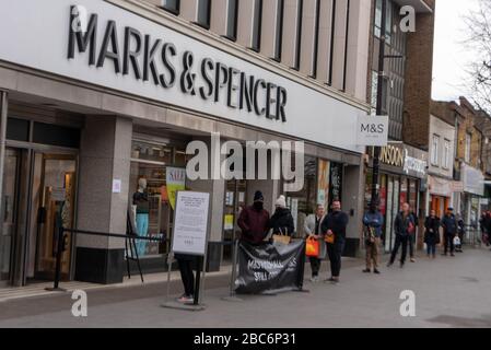 Brentwood Essex, Großbritannien. April 2020. Größere Anzahl von Autos und Fußgängern in der Brentwood High Street. Während der Kovidalsperre. Insbesondere Großlinien außerhalb der Privatkundenbanken Credit: Ian Davidson/Alamy Live News Stockfoto