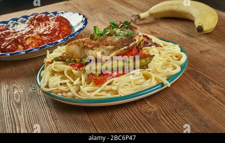 Frittierten Wolfsbarsch mit Pesto Spaghetti aus nächster Nähe pfannen Stockfoto