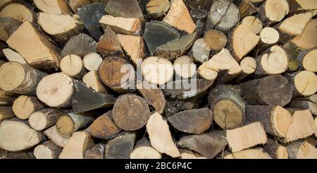 Stapel von Holz logs Brennholz, um einen Hintergrund zu machen Stockfoto