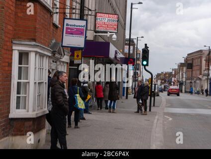 Brentwood Essex, Großbritannien. April 2020. Größere Anzahl von Autos und Fußgängern in der Brentwood High Street. Während der Kovidalsperre. Insbesondere Großlinien außerhalb der Privatkundenbanken Credit: Ian Davidson/Alamy Live News Stockfoto