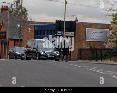 Brentwood Essex, Großbritannien. April 2020. Größere Anzahl von Autos und Fußgängern in der Brentwood High Street. Während der Kovidalsperre. Insbesondere Großlinien außerhalb der Privatkundenbanken Credit: Ian Davidson/Alamy Live News Stockfoto