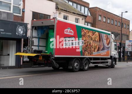 Brentwood Essex, Großbritannien. April 2020. Größere Anzahl von Autos und Fußgängern in der Brentwood High Street. Während der Kovidalsperre. Insbesondere Großlinien außerhalb der Privatkundenbanken EINE Pizza Delivery Credit: Ian Davidson/Alamy Live News Stockfoto