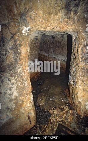 Hiskias Tunnel oder der Siloam-Tunnel ist ein Tunnel, der vor 701 v. Chr. während der Herrschaft Hiskias unter der Stadt David in Jerusalem gegraben wurde Stockfoto