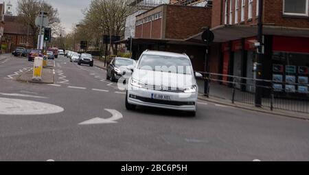 Brentwood Essex, Großbritannien. April 2020. Größere Anzahl von Autos und Fußgängern in der Brentwood High Street. Während der Kovidalsperre. Insbesondere Großlinien außerhalb der Privatkundenbanken Credit: Ian Davidson/Alamy Live News Stockfoto