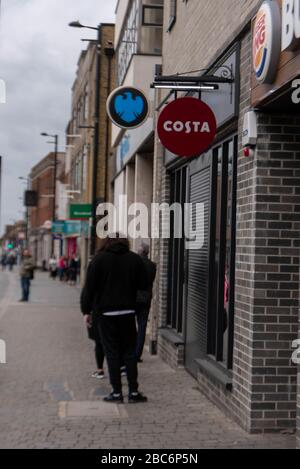 Brentwood Essex, Großbritannien. April 2020. Größere Anzahl von Autos und Fußgängern in der Brentwood High Street. Während der Kovidalsperre. Insbesondere Großlinien außerhalb der Privatkundenbanken Credit: Ian Davidson/Alamy Live News Stockfoto