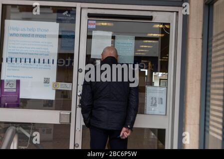 Brentwood Essex, Großbritannien. April 2020. Größere Anzahl von Autos und Fußgängern in der Brentwood High Street. Während der Kovidalsperre. Insbesondere Großlinien außerhalb der Privatkundenbanken Credit: Ian Davidson/Alamy Live News Stockfoto