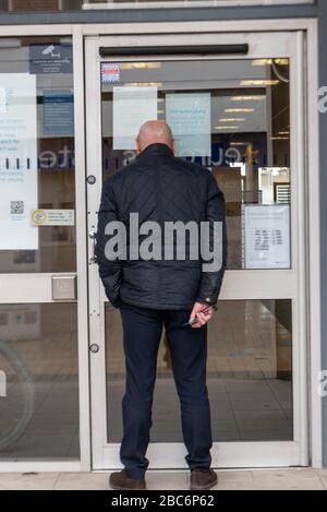 Brentwood Essex, Großbritannien. April 2020. Größere Anzahl von Autos und Fußgängern in der Brentwood High Street. Während der Kovidalsperre. Insbesondere Großlinien außerhalb der Privatkundenbanken Credit: Ian Davidson/Alamy Live News Stockfoto