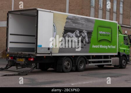 Brentwood Essex, Großbritannien. April 2020. Größere Anzahl von Autos und Fußgängern in der Brentwood High Street. Während der Kovidalsperre. Insbesondere große Linien außerhalb der Privatkundenbanken EINE petfood Deliery Credit: Ian Davidson/Alamy Live News Stockfoto