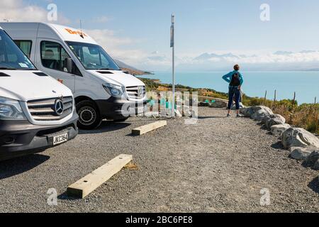 Halten Sie an, um den Blick über den Pukaki-See zum Mount Cook, South Island, Neuseeland zu nehmen Stockfoto