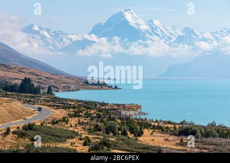 Die Straße am Pukaki-See führt zum Mount Cook National Park, South Island, Neuseeland Stockfoto