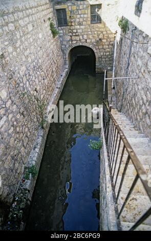 Hiskias Tunnel oder der Siloam-Tunnel ist ein Tunnel, der vor 701 v. Chr. während der Herrschaft Hiskias unter der Stadt David in Jerusalem gegraben wurde Stockfoto