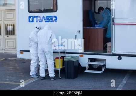 Roma, Italien. April 2020. Im Komplex Santa Maria della Pietà in Rom führen Krankenhausmitarbeiter den Nasopharyngealtupfer sicher an Personen zur Diagnose von Covid-19 direkt an Bord Ihres Autos durch, nur nach Voranmeldung. (Foto von Matteo Nardone/Pacific Press) Credit: Pacific Press Agency/Alamy Live News Stockfoto