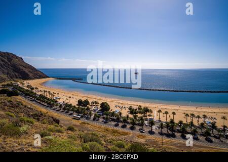 Luftbild am künstlichen, weißen Strand Playa de Las Teresitas Stockfoto