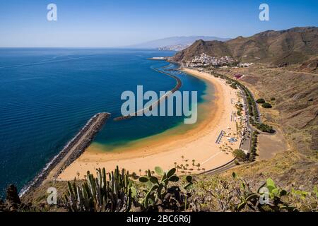 Luftbild am künstlichen, weißen Strand Playa de Las Teresitas und den bunten Häusern von San Andres Stockfoto