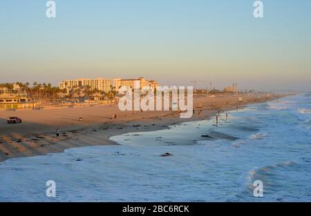 Huntington Beach, USA 06-10-2018 Menschen, die die letzte Sonne am Strand genießen, Blick nach Süden Stockfoto