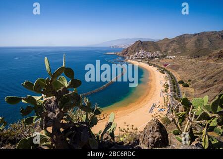 Luftbild am künstlichen, weißen Strand Playa de Las Teresitas und den bunten Häusern von San Andres Stockfoto