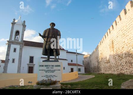 Denkmal des Entdeckers Vasco de Gama in der Altstadt von Sines Stockfoto