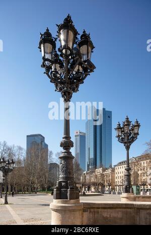 Frankfurt am Main, Opernplatz, Gusseierne Kandelaber, dahin das Bankenviertel Stockfoto