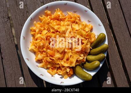 Traditionelle ungarische Kartoffelpasta im ungarischen krumplis tészta mit Pickeln Stockfoto