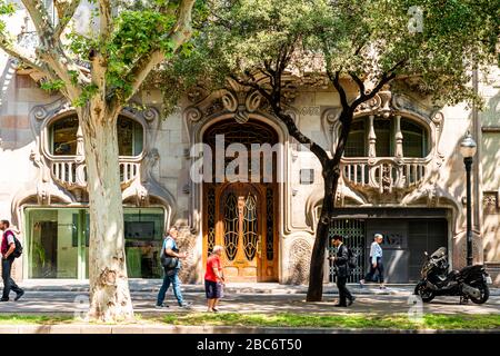 BARCELONA, SPANIEN - 04. JUNI 2019: Das Haus Comalat (Casa Comalat) ist ein modernes Gebäude in Barcelona, das von Salvador Valeri im Jahr 1911 erbaut wurde. Stockfoto