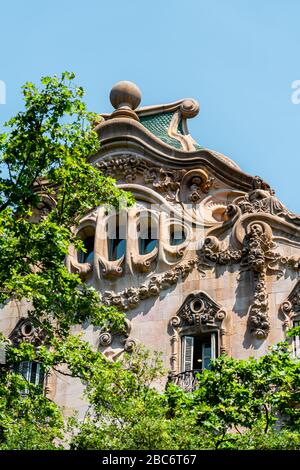 BARCELONA, SPANIEN - 04. JUNI 2019: Das Haus Comalat (Casa Comalat) ist ein modernes Gebäude in Barcelona, das von Salvador Valeri im Jahr 1911 erbaut wurde. Stockfoto