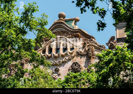 BARCELONA, SPANIEN - 04. JUNI 2019: Das Haus Comalat (Casa Comalat) ist ein modernes Gebäude in Barcelona, das von Salvador Valeri im Jahr 1911 erbaut wurde. Stockfoto