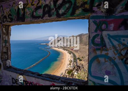 Luftbild am künstlichen, weißen Strand Playa de Las Teresitas und den bunten Häusern von San Andres aus einem zerstörten Gebäude Stockfoto