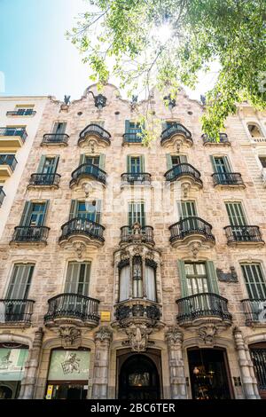 BARCELONA, SPANIEN - 04. JUNI 2019: Casa Calvet ist ein Gebäude, das Antoni Gaudi 1900 entworfen hat Stockfoto