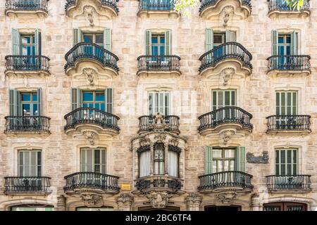 BARCELONA, SPANIEN - 04. JUNI 2019: Casa Calvet ist ein Gebäude, das Antoni Gaudi 1900 entworfen hat Stockfoto