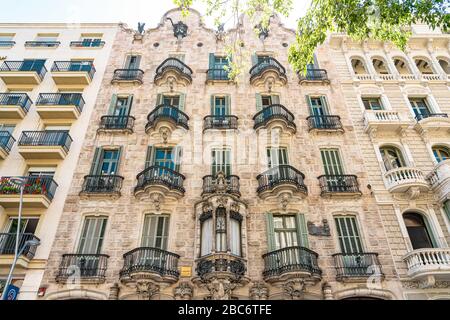 BARCELONA, SPANIEN - 04. JUNI 2019: Casa Calvet ist ein Gebäude, das Antoni Gaudi 1900 entworfen hat Stockfoto