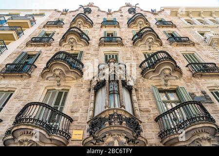 BARCELONA, SPANIEN - 04. JUNI 2019: Casa Calvet ist ein Gebäude, das Antoni Gaudi 1900 entworfen hat Stockfoto