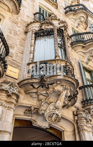 BARCELONA, SPANIEN - 04. JUNI 2019: Casa Calvet ist ein Gebäude, das Antoni Gaudi 1900 entworfen hat Stockfoto