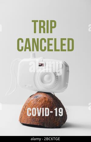 Koffer steht neben der Wand mit Nachricht. Stoppen Sie die Fahrt zu den Risikoplätzen COVID-19. Vermeidung von Ansteckungsgefahr. Coronavirus Krise in Reise und Tourismus in Stockfoto