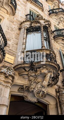 BARCELONA, SPANIEN - 04. JUNI 2019: Casa Calvet ist ein Gebäude, das Antoni Gaudi 1900 entworfen hat Stockfoto