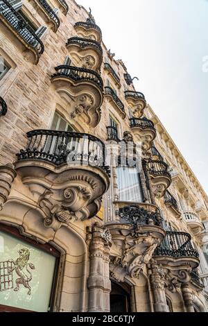 BARCELONA, SPANIEN - 04. JUNI 2019: Casa Calvet ist ein Gebäude, das Antoni Gaudi 1900 entworfen hat Stockfoto