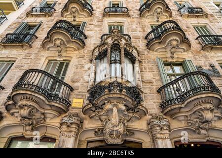 BARCELONA, SPANIEN - 04. JUNI 2019: Casa Calvet ist ein Gebäude, das Antoni Gaudi 1900 entworfen hat Stockfoto