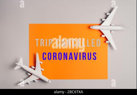 Nicht reisen, stoppen Coronavirus. Stornierte Flüge auf dem Flughafen. Ausbruch kovide 19-Virus-Pandemie, betrifft den Lufttransport. Europa ist unter Quarantäne gestellt, Abfahrtsverbot. Stockfoto