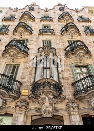 BARCELONA, SPANIEN - 04. JUNI 2019: Casa Calvet ist ein Gebäude, das Antoni Gaudi 1900 entworfen hat Stockfoto