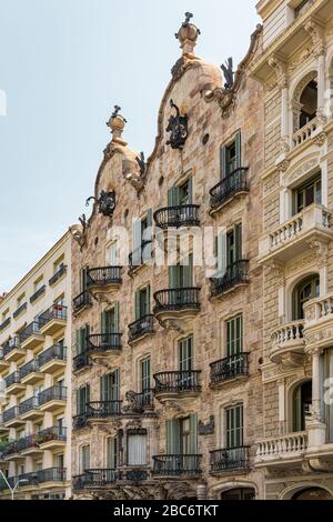 BARCELONA, SPANIEN - 04. JUNI 2019: Casa Calvet ist ein Gebäude, das Antoni Gaudi 1900 entworfen hat Stockfoto