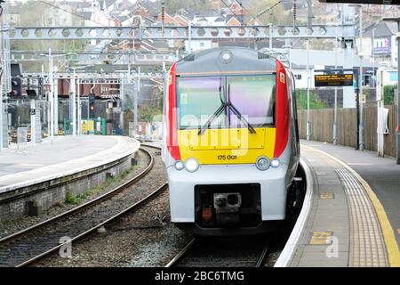 Transport für den Zug der Wales Class 175, der im Newport Station Gwent auf der Strecke nach Manchester im April 2020 ankam Stockfoto