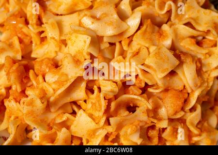 Traditionelle ungarische Kartoffelpasta im ungarischen krumplis tészta mit Pickeln Stockfoto