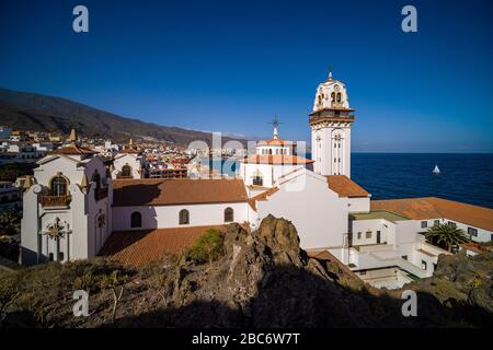 Panoramablick auf die Basilika unserer Lieben Frau von Candelaria, die Stadt in der Ferne Stockfoto