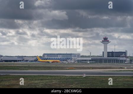 Frankfurt am Main, Deutschland - 28. April 2019: DHL-Flugzeug am Frankfurter Flughafen Stockfoto