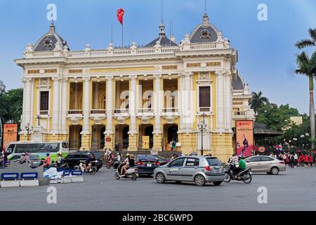 Hanoi, Vietnam - 29. April 2019: Außenansicht des Grand Opera House (Nha hat Lon) im Zentrum von Hanoi, Vietnam Stockfoto