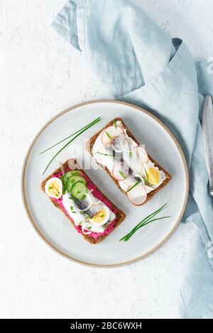 Herzhafte Fischschmorrebrod, fünf traditionelle dänische Sandwiches. Schwarzes Roggenbrot Stockfoto